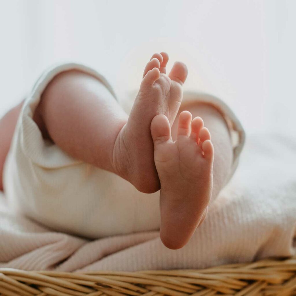 Babyfoto mit Babyfüßen bei einem Homeshooting entstanden